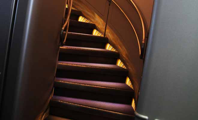 L'A380 possède aussi un pont supérieur qui embarque des passagers. Ce qui explique la présence inhabituelle d'un escalier dans l'avion.