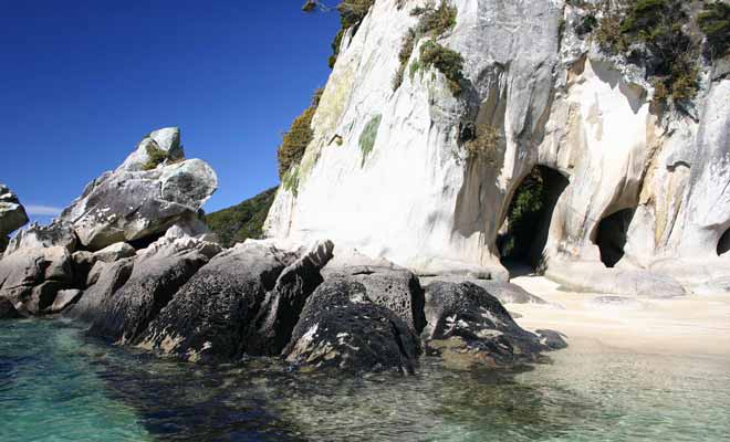 On trouve également des cavernes à explorer sur le littoral.