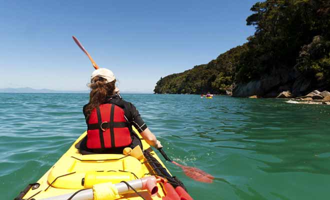 Le gilet de sauvetage est obligatoire pour les sorties en kayak, car il ne faut pas oublier qu'en environnement marin peut toujours présenter des dangers imprévisibles, souvent liés à la météo.