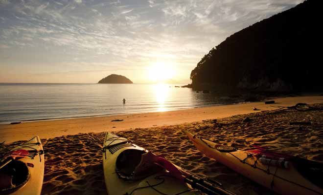 La grande force de la Nouvelle-Zélande est de vous permettre d'alterner ou de combiner plusieurs activités. Le parc national d'Abel Tasman illustre bien cet avantage, car l'on peut y pratiquer la randonnée et le kayak durant une même journée.
