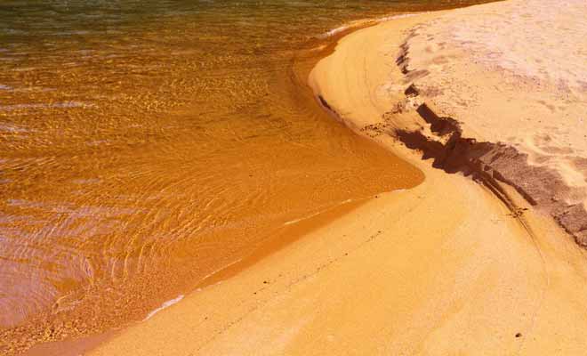 Le sable orange tire sa couleur des minéraux d'oxyde de fer. C'est une teinte unique dans le pays et elles expliquent en partie le succès du parc.