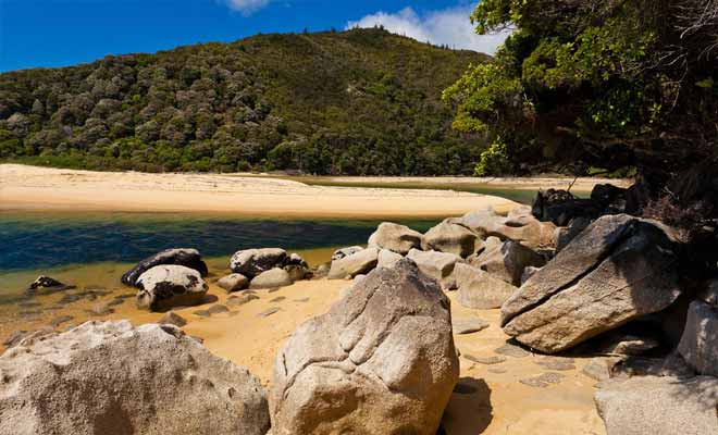 Certaines parties de l'Abel Tasman Coast Track sont sujettes à la marée. Il faut impérativement se renseigner sur les horaires des marées, au risque de se retrouver bloqué durant quelques heures.