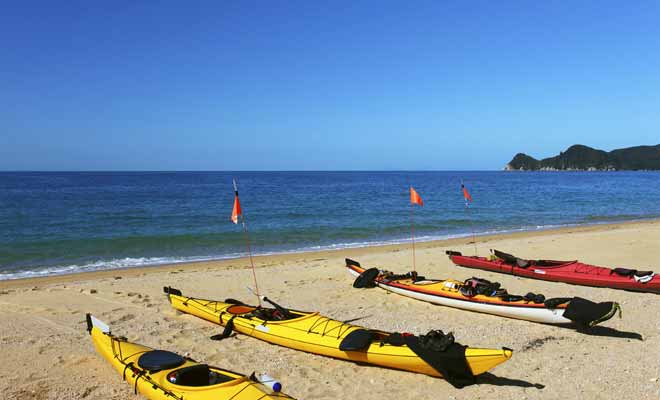 Ce ne sont pas les plages de sable fin qui manquent en Nouvelle-Zélande, et vous pourrez vous adonner à de nombreuses activités de plage, à commencer par le kayak.