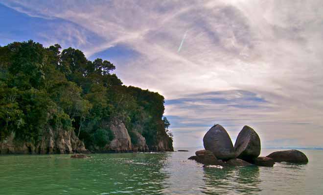 Le rocher fendu que l'on a surnommé « Split Apple Rock » est un grand classique du parc National d'Abel Tasman. Plusieurs légendes maories expliquent son origine.