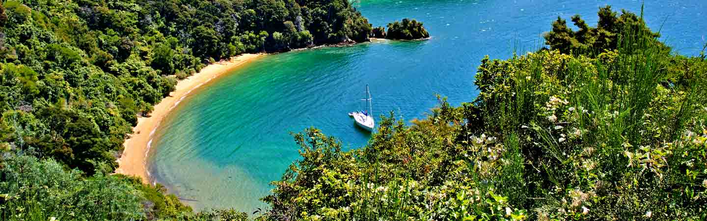 Le parc National d'Abel Tasman et ses lagons se visitent en kayak.
