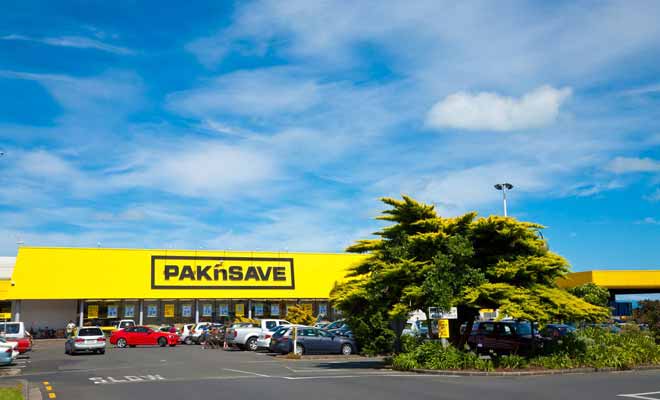 Les parkings des supermarchés servent aussi de point de vente pour les voitures d'occasion.