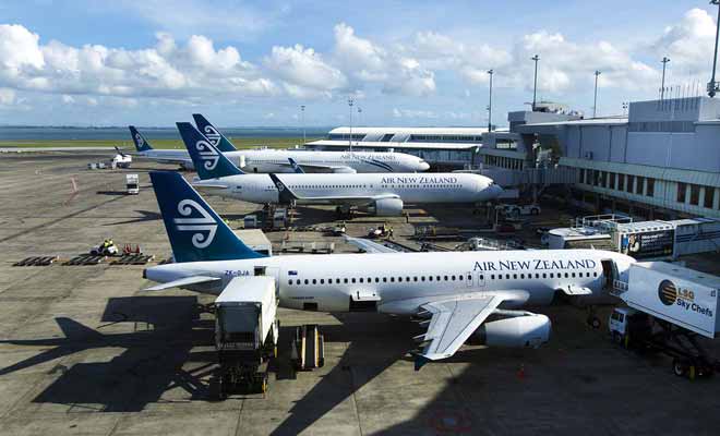 Seuls les aéroports d'Auckland et Christchurch accueillent les longs vols internationaux, mais il existe une trentaine d'aéroports pour les vols domestiques, répartis sur les deux îles du nord au sud.