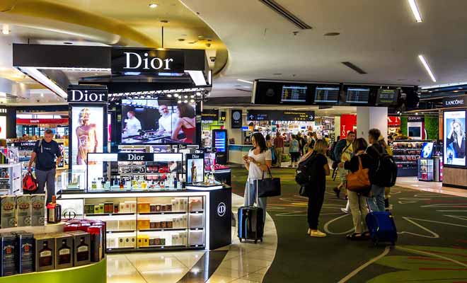 Les boutiques duty-free de l'aéroport vendent toute sorte de produits de luxe, mais le charme est un peu impersonnel dans ce cas...