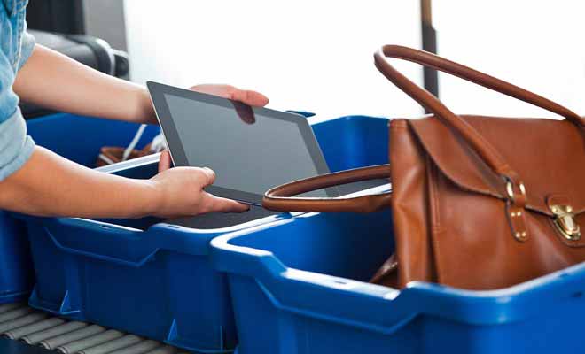 Dans la mesure où vous avez des chances que l'on vous demande de sortir vos affaires coûteuses comme les ordinateurs ou les tablettes, n'allez pas les enfouir au fond de vos bagages.