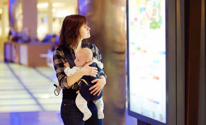 Le principal avantage du porte-bébé, c'est de vous laisser libre de vos mains, ce qui est pratique pour les formalités d'aéroport.