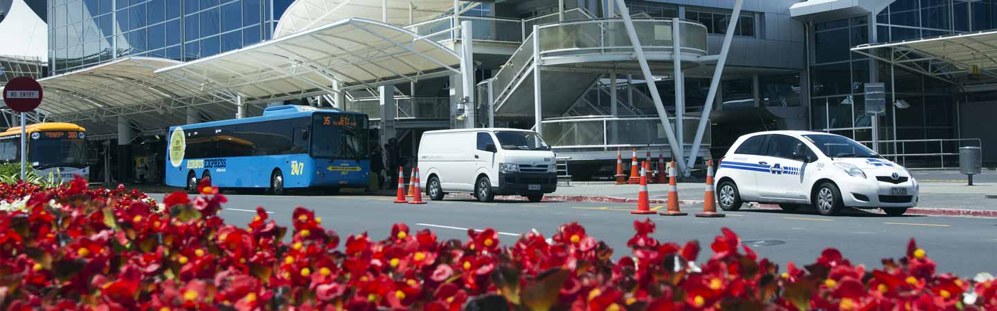Tout ce que vous devez savoir pour réserver une navette d'aéroport, ou prendre un taxi ou un bus à Auckland ou Christchurch.