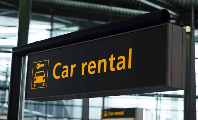 Les grandes enseignes de location de voiture sont présentes à l'aéroport, mais ce ne sont pas les plus intéressantes sur le plan économique.