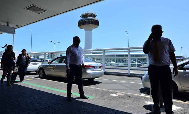 Comme partout dans le monde, la files d'attente des taxis se trouve juste à la sortie de l'aéroport, il suffit de suivre les panneaux.
