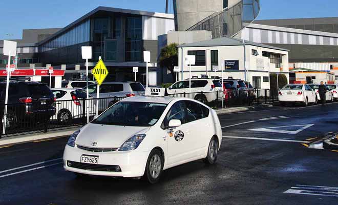 Si le taxi est trois fois plus rapide que le bus, il est hélas beaucoup plus cher. On peut toutefois le réserver à l'avance par Internet.