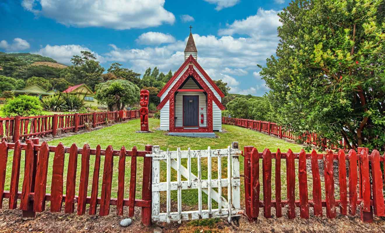 Cette petite chapelle en dehors d'Akaroa reprend des motifs maoris.