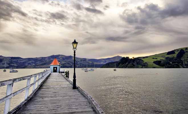 La petite ville d'Akaroa mérite le détour, ne serait-ce qu'à cause de ses origines françaises. On y trouve par ailleurs d'excellents restaurants et de belles randonnées. Sans oublier la nage avec les dauphins d'Hector qui peuplent la baie.