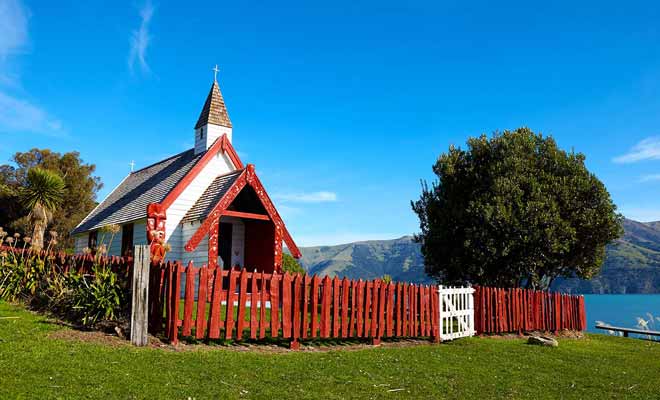 Ne vous fiez pas à son apparence, il s'agit bien d'une petite église chrétienne, décorée pourtantdans un style maori.