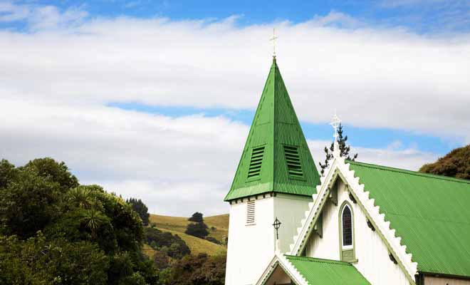 On la reconnait aisément à son toit peint en vert. L'Église d'Akaroa fut la première Église catholique de Nouvelle-Zélande.