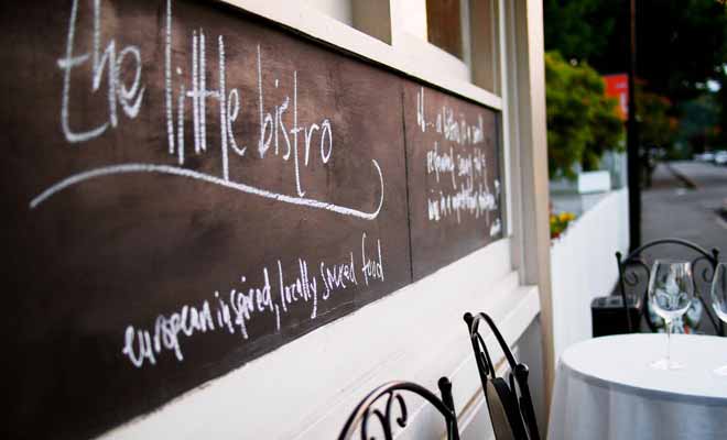 Ce restaurant d'Akaroa propose une cuisine rustique élaborée avec des produits locaux. Goûtez au saumon pêché dans la baie et à l'agneau élevé dans les collines de Pigeon Bay.