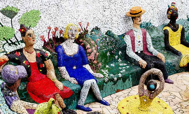 Des statues en mosaïque décorent le jardin de Josie Martin (qui gère également le Bed And Breakfast attenant). Des chansons françaises sont diffusées et contribuent à l'atmosphère unique de ce jardin d'Akaroa.