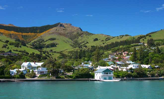 Le village est construit à flanc de colline et possède un port de pêche. C'est le camp de base pour de nombreuses randonnées dans la Péninsule de Banks.