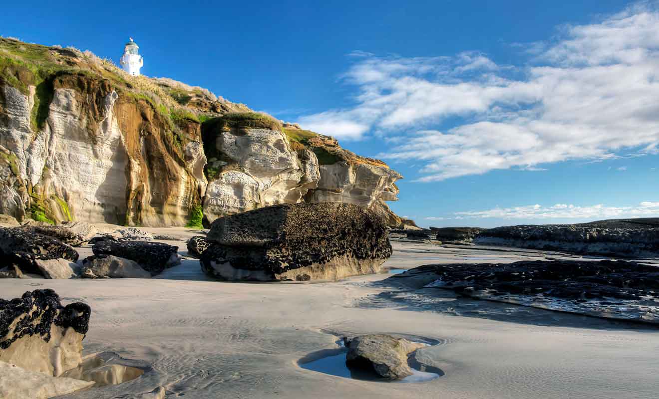 Au-delà de Kahurangi Lighthouse, les falaises et les forêts sont impénétrables.