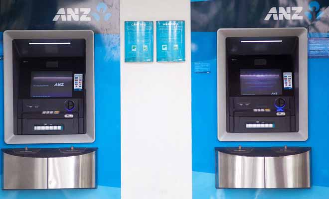 En réalité, les distributeurs automatiques et les bureaux de change sont assez complémentaires. Vous pouvez ainsi retirer un peu d'espèce avant le départ, puis utiliser les distributeurs durant vos vacances.
