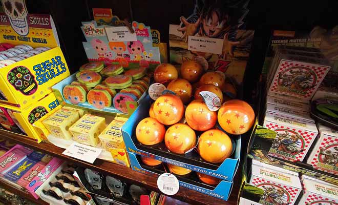 Il existe une grande variété de bonbons différents dans la boutique qui plaira aux enfants comme aux adultes.