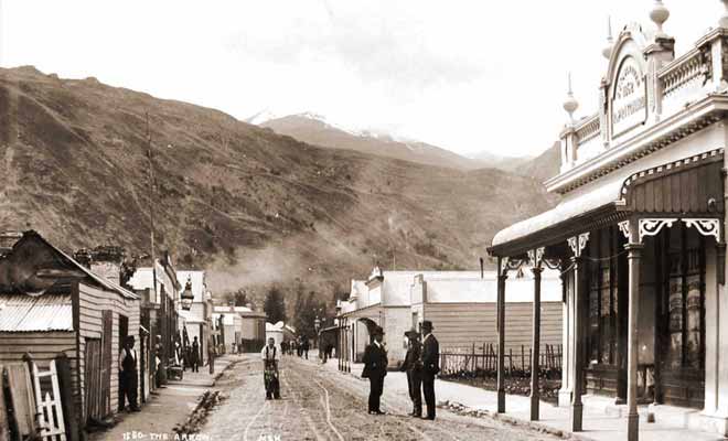 La rue principale a forcément changée depuis l'époque de la ruée vers l'or, mais certains bâtiments, comme la pharmacie existent encore de nos jours.