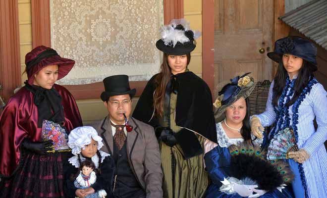 Cette photo qui montre une famille de Chinois se faire photographier en tenue d'époque possède un côté triste quand on connaît le sort des premiers immigrants de Chine...