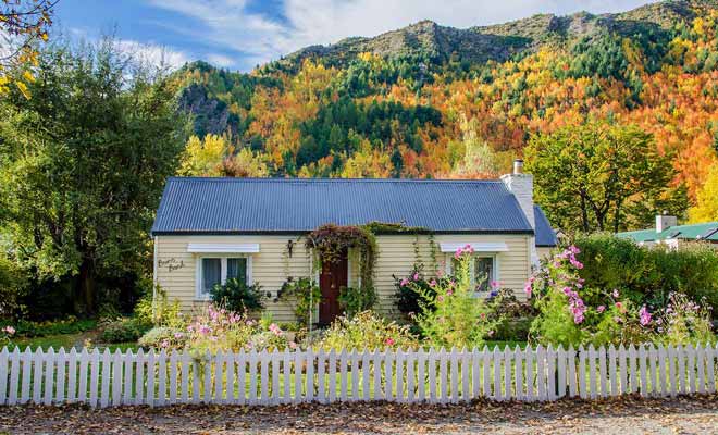 Il n'y a pas de grand hôtels en ville, mais vous trouverez de nombreux beds and breakfasts et des cottages à louer.