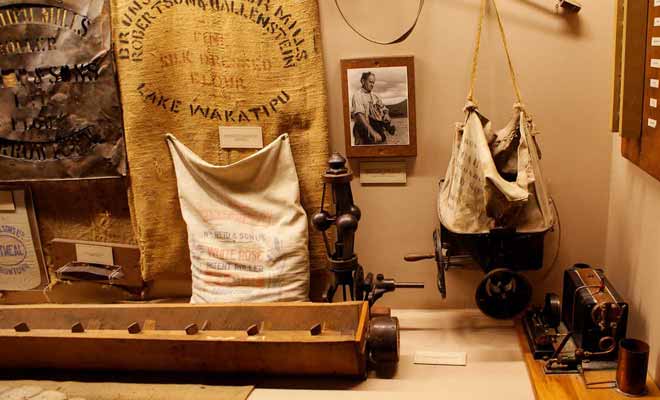 Le musée présente les accessoires rudimentaires des chercheurs d'or de l'époque.