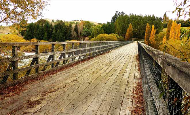 Le pont sur la rivière marque la fin de la randonnée au départ d'Arrowtown.