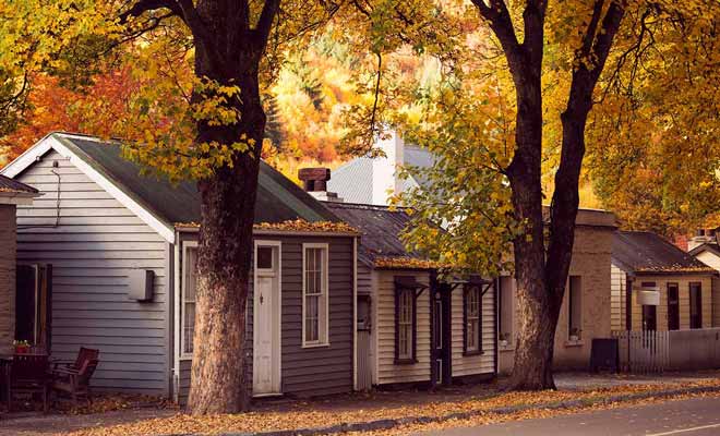 C'est en automne que le village est le plus beau, avec les feuilles des arbres dont les couleurs varient du rouge à l'orange en passant par le jaune.