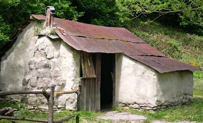 Un exemple de maison reconstituée à l'emplacement de ruines découvertes lors de fouilles sur le terrain en 1983.