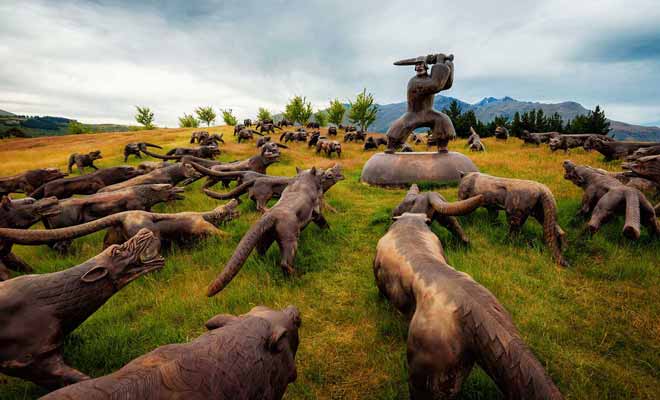 Cette oeuvre d'art qui vient de Chine est exposée dans le golf de Michael Hill et représente un guerrier attaqué par une centaine de loups. D'autres statues, notamment trois grands chevaux, sont également disséminés sur le green.