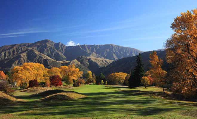 Il y a trois excellents terrains de golf à Arrowtown, mais un seul accepte des joueurs qui ne sont pas membre du club ou de la clientèle d'un hôtel.