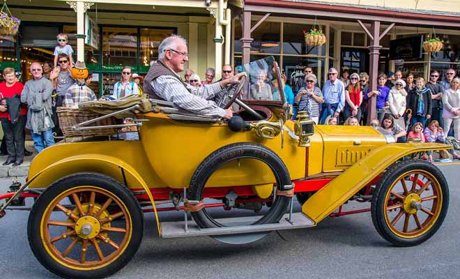 Le défilé de voitures anciennes est un moment incontournable du festival d'automne.
