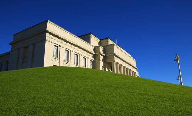 Le musée se situe sur la colline qui surplombe le grand parc d'Auckland Domain, vous ne pouvez pas le manquer.