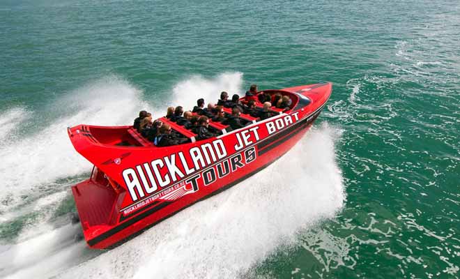 Deux compagnies de jet boat vous permettent d'admirer la marina d'Auckland et la cité des voiles en prenant le large. L'itinéraire permet de photographier la Sky Tower et l'harbour bridge sous des angles différents.