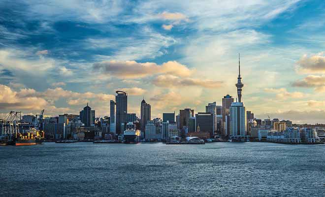 La Sky Tower d'Auckland est un monument reconnu dans le monde entier, car on l'observe chaque année lors du feu d'artifice du Nouvel An. La Nouvelle-Zélande étant l'un des premiers pays à changer d'année, les caméras du monde entier sont braquées sur la tour en forme de seringue.