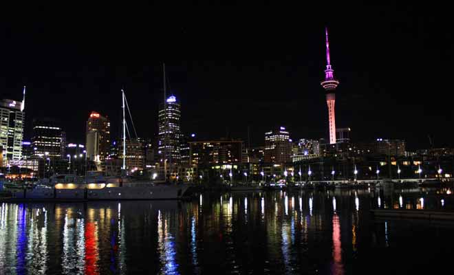 Auckland est resplendissante à la nuit tombée. La Sky Tower change de couleur à intervalle régulier grâce à un astucieux système d'éclairage.