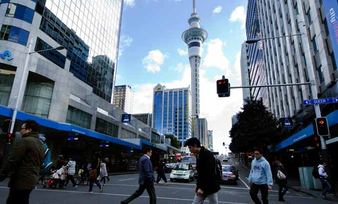 La Nouvelle-Zélande possède un taux d'endettement faible, et le chômage est faible. Si les salaires sont plus faibles qu'en Australie ou en France, la qualité de vie exceptionnelle compense largement cet inconvénient.