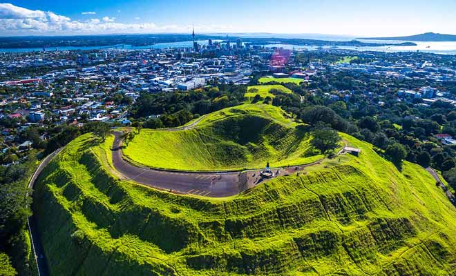 Lorsque l'on grimpe au sommet de mount eden (ou du haut de la Sky Tower), on réalise à quel point Auckland occupe une grande superficie. Le centre-ville n'est qu'une minuscule partie de la ville. Il en va de même pour le pays !