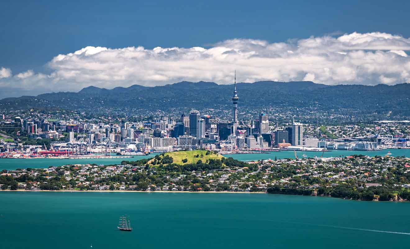 Le principal aéroport du pays se trouve à une vingtaine de kilomètres d'Auckland.