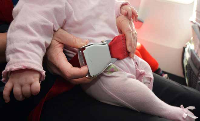 Les bébés ne sont pas dispensés des consignes de sécurité et ils doivent être attachés avant le décollage et l'atterrissage.