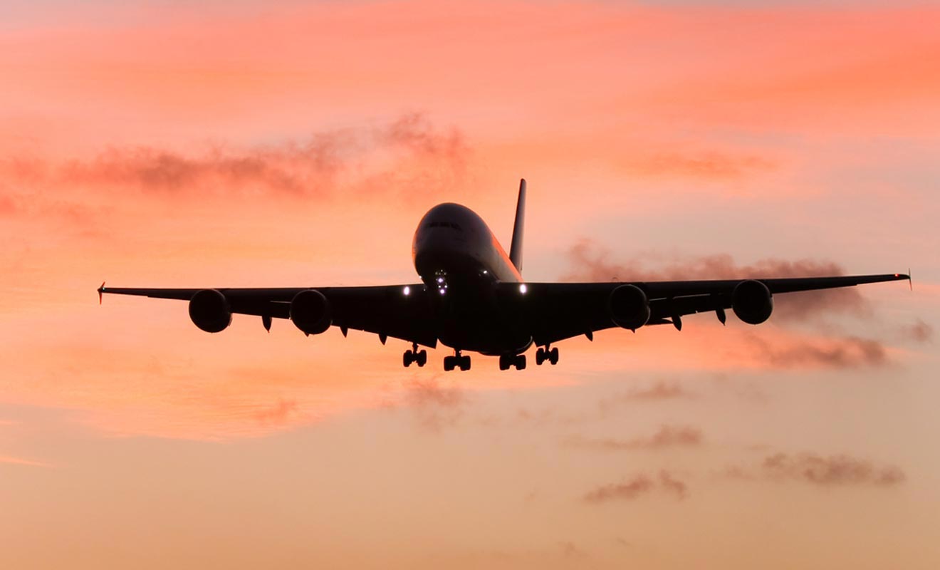 Pour rejoindre le pays du long nuage blanc, vous allez sans doute emprunter un modèle de type A380. Imaginez un avion avec deux étages ! La qualité du service à bord est généralement exemplaire et vous aurez un peu plus de place pour vos jambes.