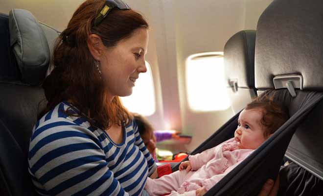 Voyager avec un bébé est évidemment bien plus compliqué et cela exige une organisation sans faille. Un peu de débrouillardise ne fait pas de mal non plus...