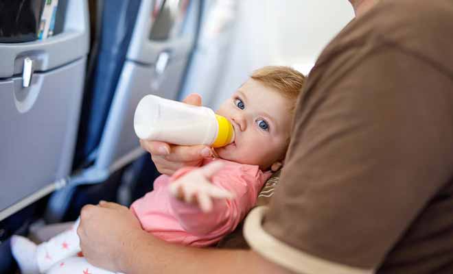 Donner le biberon permet au bébé de déglutir et donc de réduire la pression dans ses oreilles.