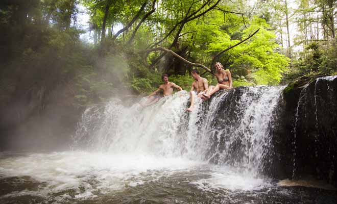 Seuls les mois les plus chauds de l'année sont véritablement propices à la baignade en Nouvelle-Zélande, mais il existe de nombreuses sources ou rivières réchauffées par l'activité géothermique qui autorisent la baignade même au cœur de l'hiver.